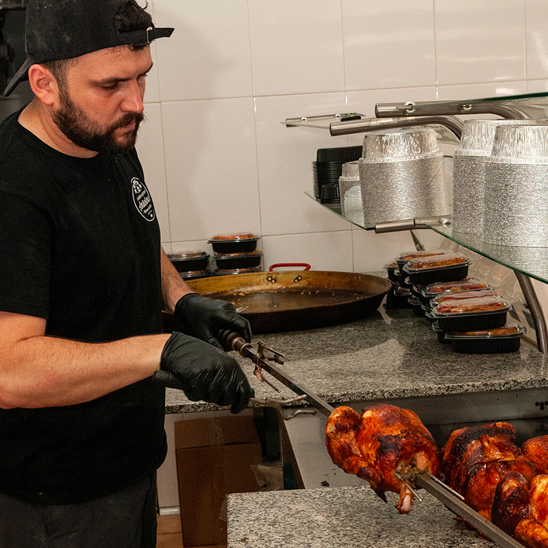 pollos-asados-antolinos-2025-02 Ezequiel preparando pollos asados